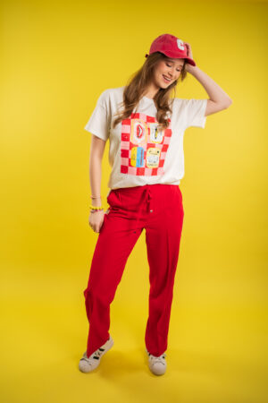 claudette-red-button-palazzo-sidetape-rode-sportieve-broek-streep-koordje-taille-red-button-broek-rood-muts-boetiek-fashion-groningen