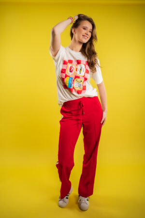 claudette-red-button-palazzo-sidetape-rode-sportieve-broek-streep-koordje-taille-red-button-broek-rood-muts-fashion-groningen