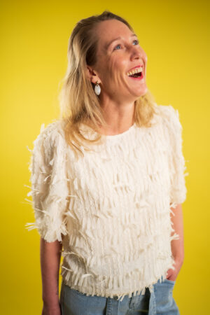 fiona-red-button-top-fancy-frills-red-button-blouse-met-franejs-korte-mouw-ecru-shirt-ronde-hals-muts-fashion-groningen