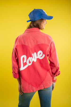 jasje-wijd-oversized-love-print-op-rug-denim-koraal-rood-jack-wijd-text-rug-kraagje-doorknoop-muts-fashion-boetiek-groningen