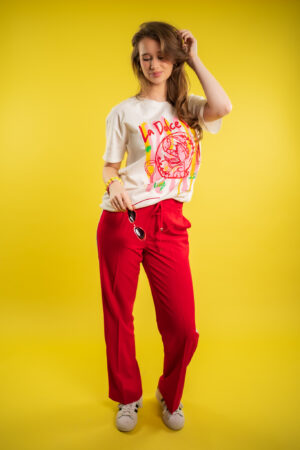 la-dolce-vita-wijd-t-shirt-wijd-oversized-kreeft-ecru-met-rood-geel-print-muts-fashion-groningen