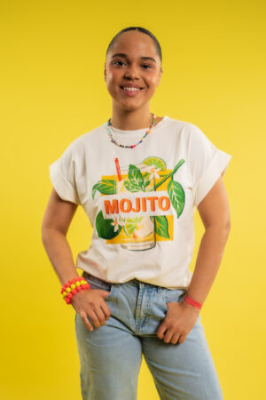 mojito-print-t-shirt-ecru-ronde-hals-aangeknipt-mouwtje-groen-geel-oranje-print-muts-fashion-boetiek-groningen