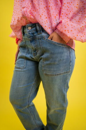 red-button-jeans-casey-light-stone-jeans-met-zakken-voor-korte-lengte-zachte-jeans-muts-fashion-groningen