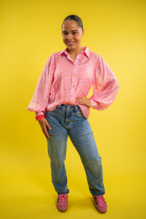rose-blouse-stipjes-pofmouwen-wijd-doorknoop-kilky-paris-blouse-stippen-muts-fashion-groningen