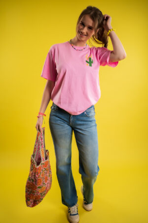 rose-t-shirt-met-groene-kaktus-ronde-hals-korte-mouw-hello-print-voor-achter-shirt-muts-fashion-groningen