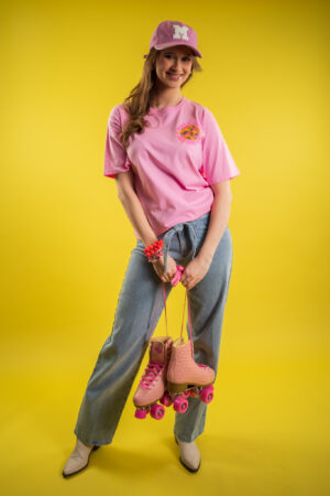 rose-t-shirt-wijd-met-grote print-rug-disco-bal-felle-kleuren-ronde-hals-muts-fashion-boetiek-groningen