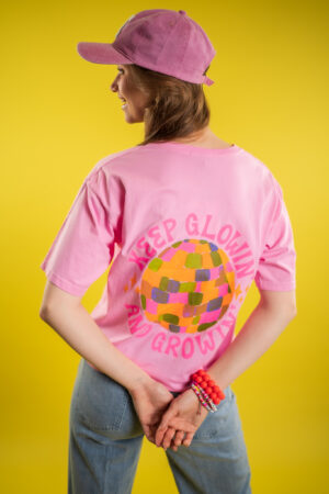 rose-t-shirt-wijd-met-grote print-rug-keep-swinging-disco-bal-felle-kleuren-ronde-hals-muts-fashion-groningen