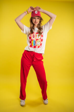 wit-oversized-t-shirt-rood-rose-geblokte-print-met mond-vis-diverse-prints-wijd-shirt-muts-fashion-groningen